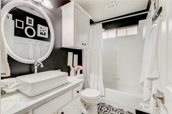 black and white bathroom
