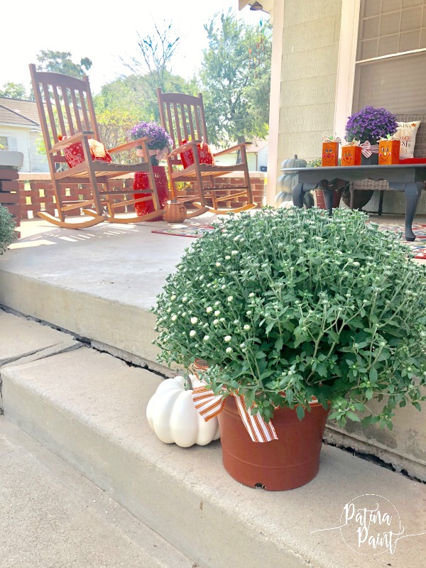 rocking chairs mums, and pumpkins
