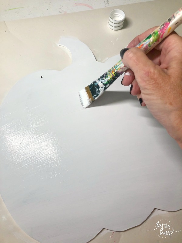 paintin a pumpkin white